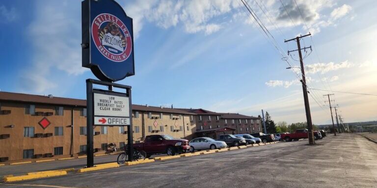 Grizzly Inn Motel Exterior at Sunset