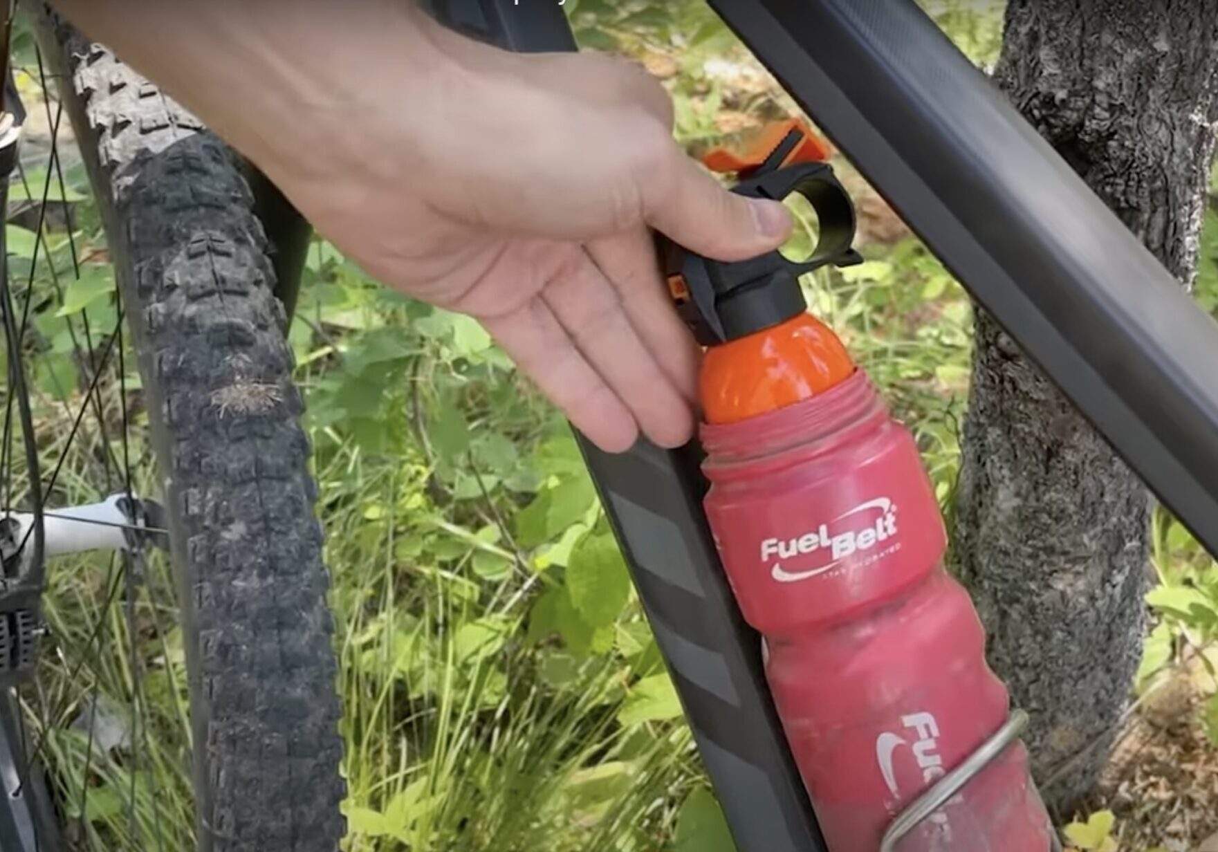 Mountain Bike Water Bottle with Unique Cap Mechanism Mountain Bike Water Bottle with Unique Cap Mechanism